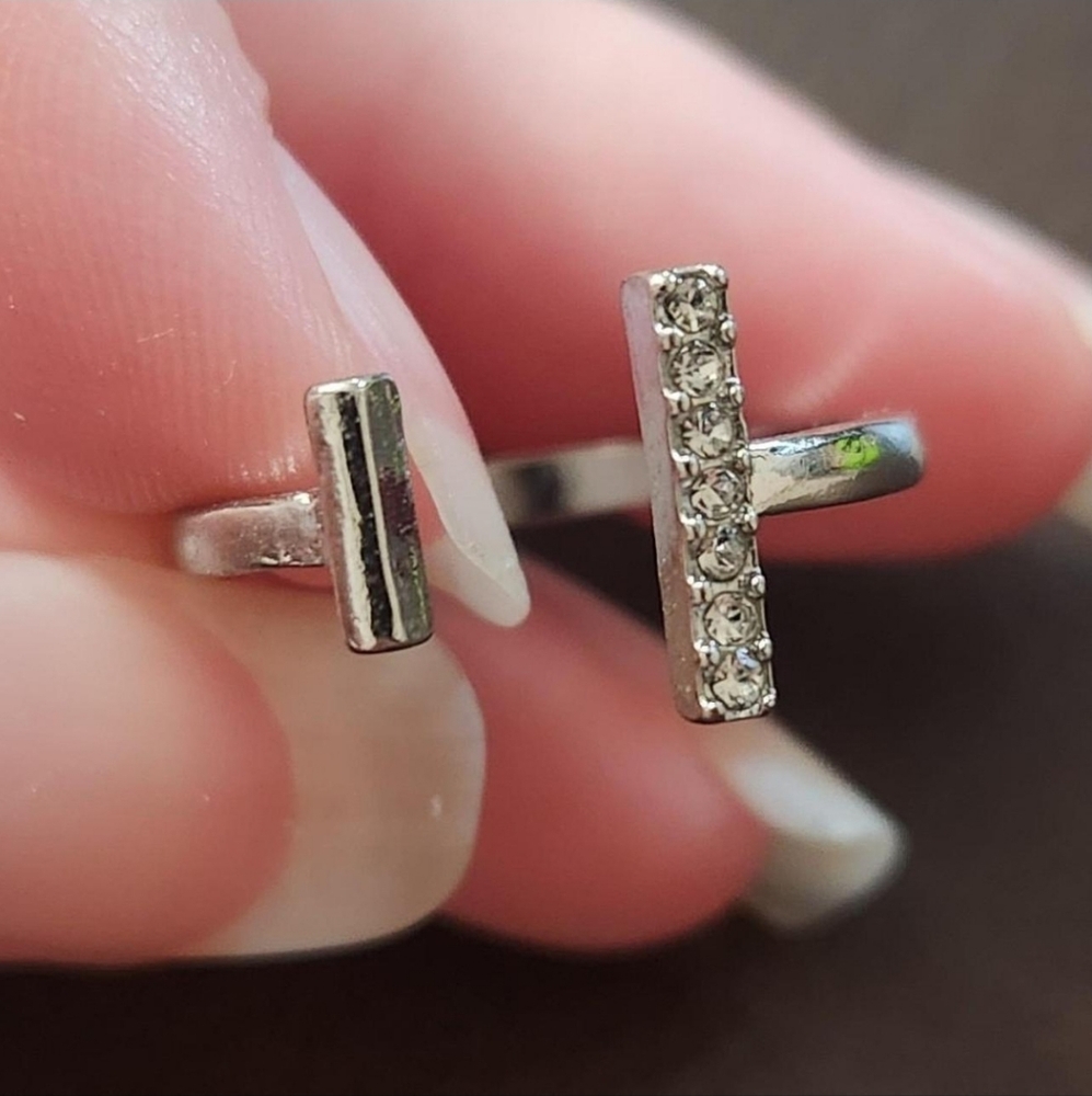 Elegant Silver Bar Ring with Crystals